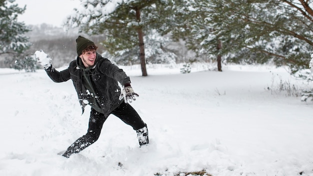 Photo jeune s'amusant dans la neige