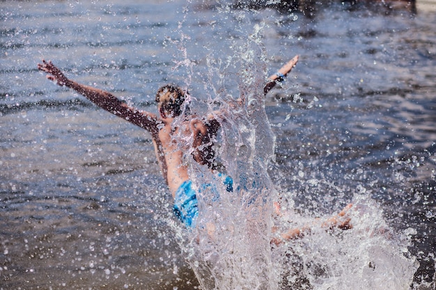 Jeune, sauter, eau