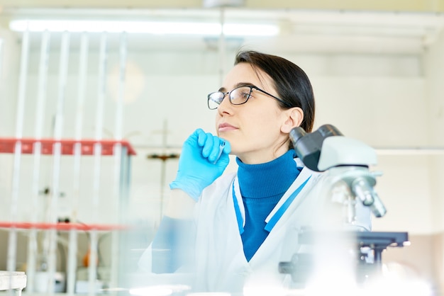 Jeune scientifique pensif au travail