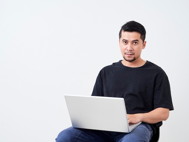 Jeune, séance homme, travail, à, ordinateur portable