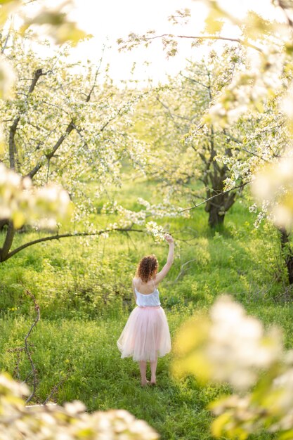 Jeune, séduisant, femme, promenades, dans, ressort, vert, parc, apprécier, fleurir, nature