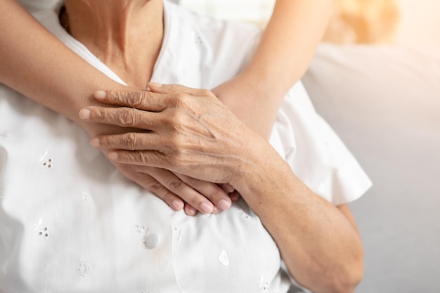 Jeune et senior femme se tenant les mains concept de convivialité