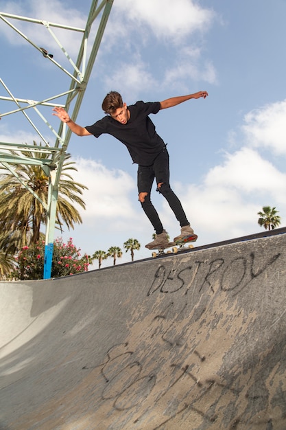 Jeune skateur effectuant des tours dans un parc.