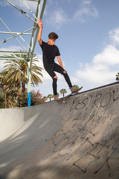 Jeune skateur effectuant des tours dans un parc.