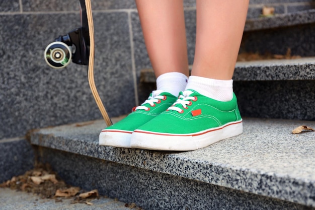 Jeune skateur en gumshoes et skate