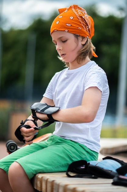 Jeune skateur se prépare pour l'entraînement de skateboard