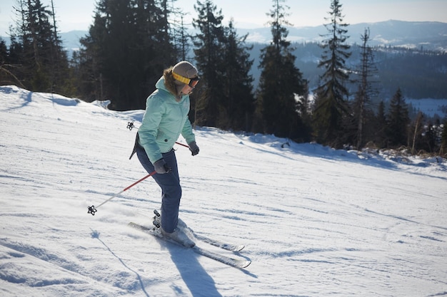 La jeune skieuse en descente