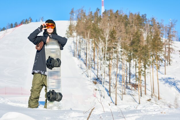 Jeune snowboarder professionnel