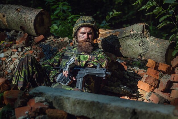 Jeune soldat avec arme à feu