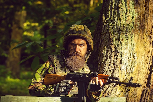 Jeune soldat avec arme à feu