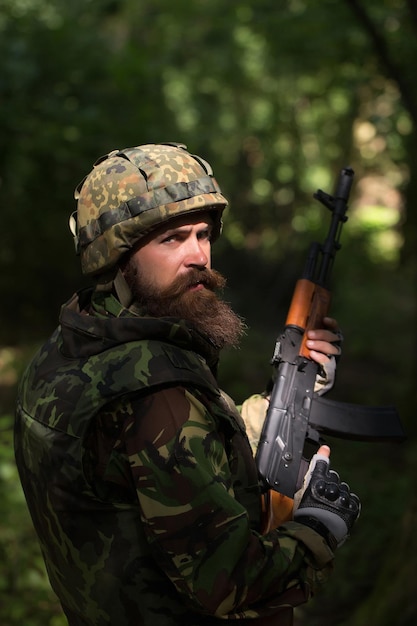 Jeune soldat avec arme à feu