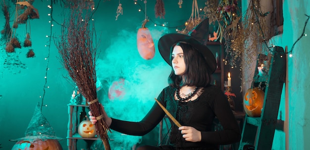 Photo la jeune sorcière évoque pendant halloween à la maison