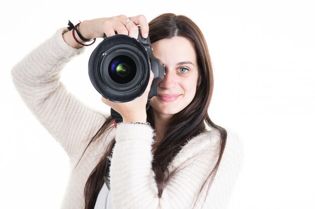 Jeune et souriante femme photographe vous tirant