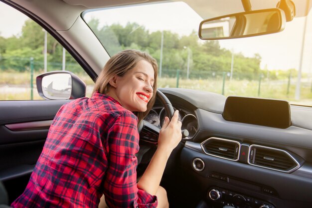 Jeune, Sourire, femme, Conduite, moderne, voiture