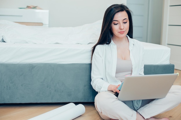 Jeune spécialiste restant à la maison et ayant l'air concentré tout en utilisant un ordinateur portable moderne. Bannière du site Web