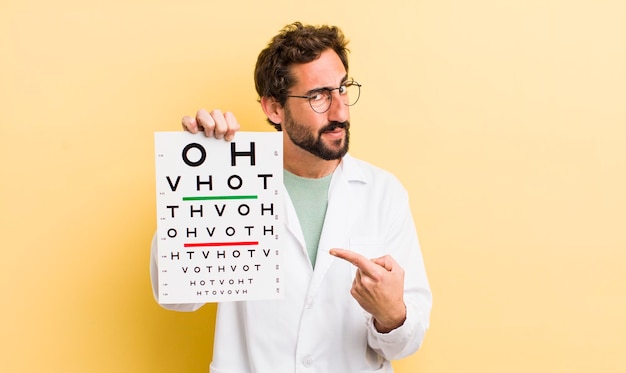 Jeune spécialiste avec un test de vision optique
