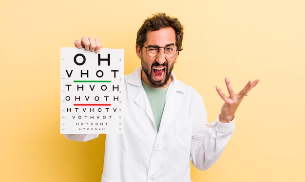 Jeune spécialiste avec un test de vision optique