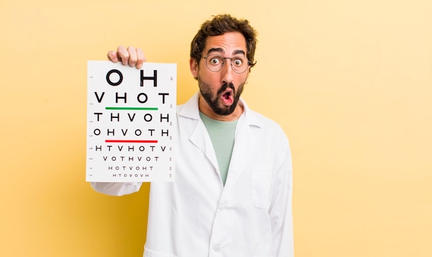 Jeune spécialiste avec un test de vision optique