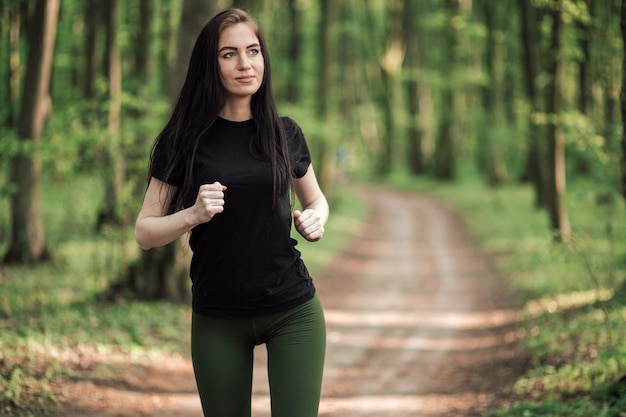 Jeune, sportif, femme, courant, forêt