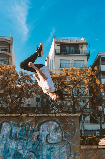 Jeune sportif pratiquant le parkour.