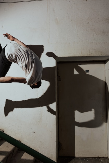 Jeune sportif pratiquant le parkour.