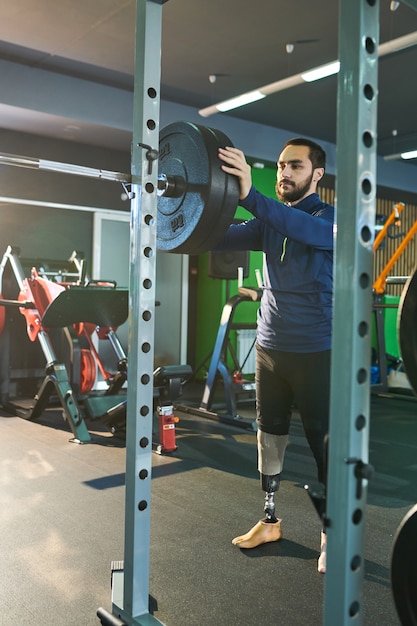 Jeune sportif s'entraînant dans la salle de gym