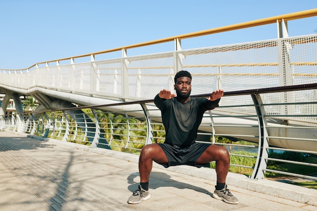 Jeune sportif travaillant à l'extérieur