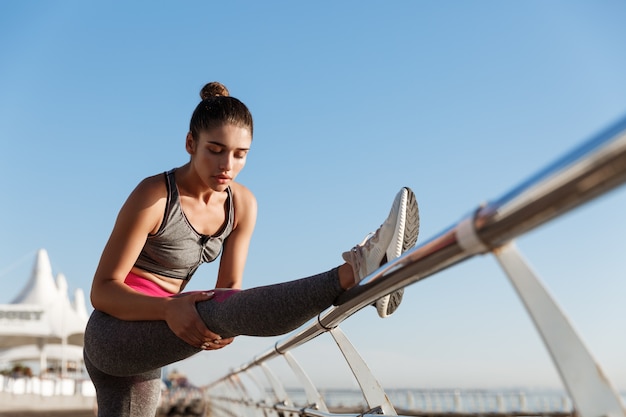 Jeune sportive en forme de travail