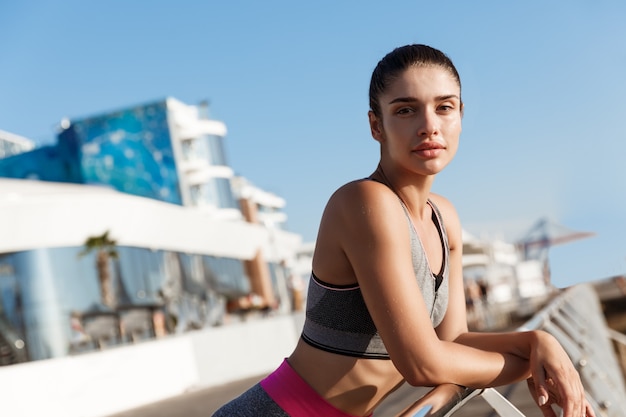 Jeune sportive en forme de travail