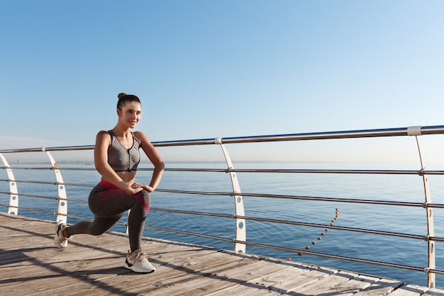 Jeune sportive en forme de travail