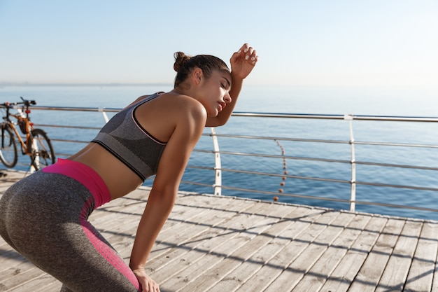 Jeune sportive en forme de travail