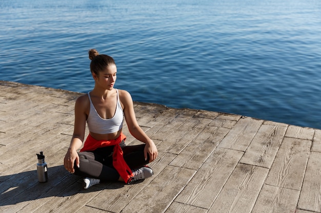 Jeune sportive en forme de travail