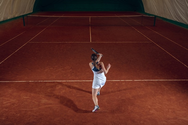 Jeune Sportive Professionnelle Jouant Au Tennis Sur Le Mur Du Terrain De Sport