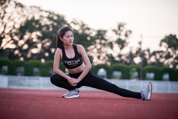 Jeune sportive qui s&#39;étend et se prépare à courir