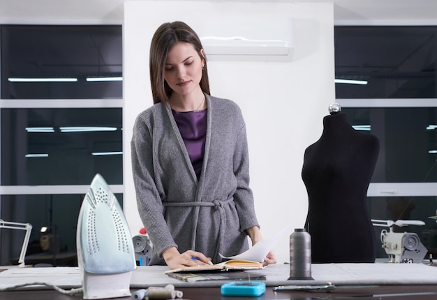 Jeune tailleur dans son atelier de conception de nouveaux vêtements