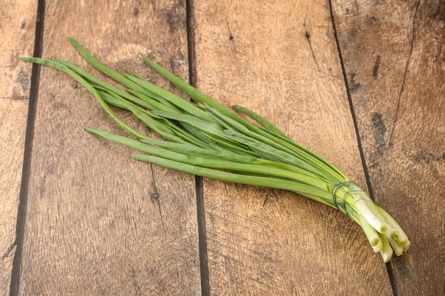 Jeune tas cru d'oignon vert