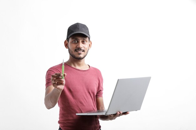 Un jeune technicien ou ingénieur indien répare l'équipement électronique