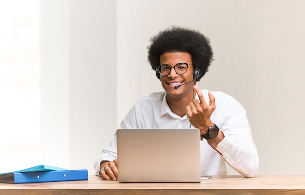 Jeune télémarketeur homme noir invitant à venir