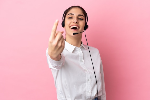 Jeune télévendeur sur fond isolé faisant un geste à venir