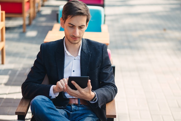 Jeune, toucher, tablette, écran, doigt