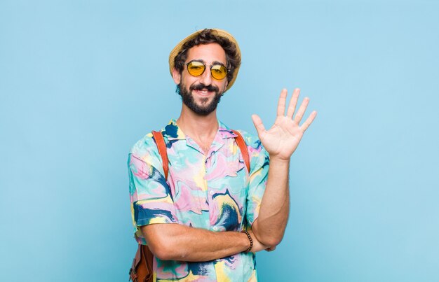 Jeune touriste barbu souriant et à la sympathique