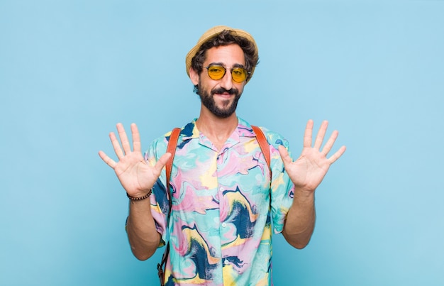 Jeune touriste barbu souriant et à la sympathique