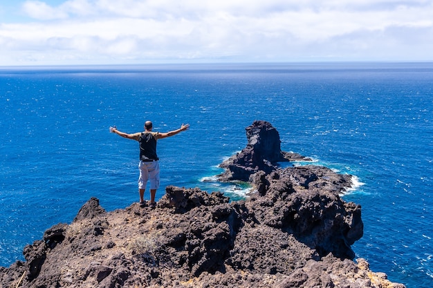 Un jeune touriste sur le chemin de la falaise lors de la descente vers la plage de sable noir de Bujaren, au nord de l'île de La Palma, Îles Canaries. Espagne