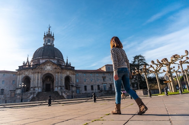 Un jeune touriste dans le Sanctuaire de Loyola Église baroque du sanctuaire d'Azpeitia Gipuzkoa