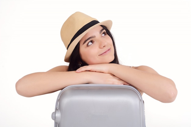 Jeune touriste femme avec valise.