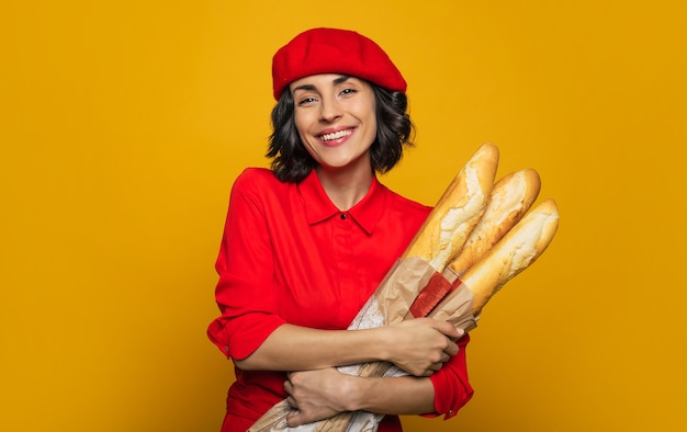 jeune touriste, habillée à la parisienne, pétillante de joie à cause de l'achat en pâtisserie.