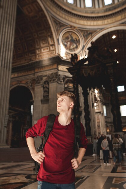 jeune touriste homme dans la basilique Sancti Petri.