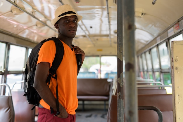 Jeune touriste homme debout tout en conduisant le bus à Bangkok en Thaïlande