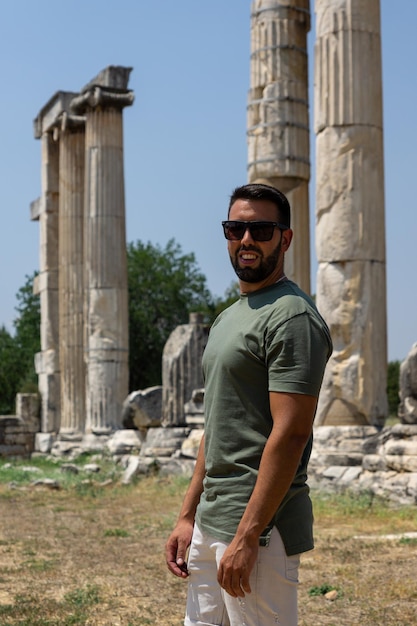 Jeune touriste masculin aux ruines antiques d'Aphrodisia Turquie