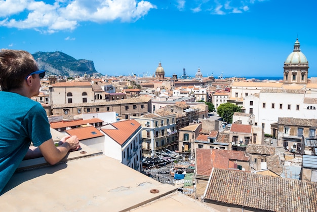 Jeune touriste observe la ville de Palerme d&#39;en haut